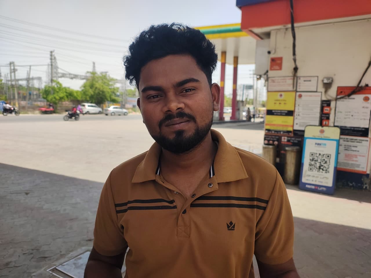 फाेटो : सोनीपत के बहालगढ़ रोड स्थित फिलिंग स्टेशन पर पेट्रोल भरवाता बाइक सवार। संवाद