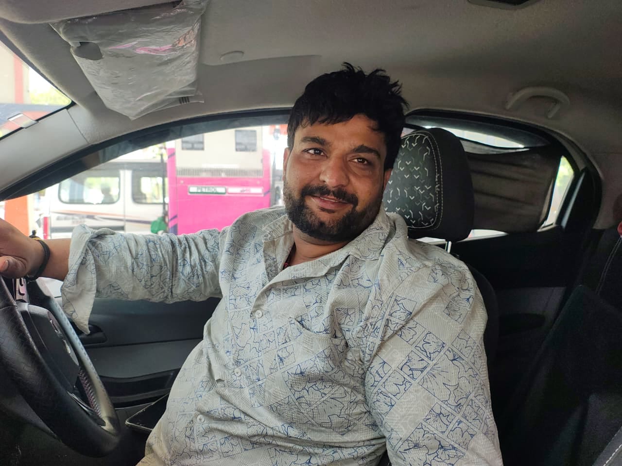 फाेटो : सोनीपत के बहालगढ़ रोड स्थित फिलिंग स्टेशन पर पेट्रोल भरवाता बाइक सवार। संवाद