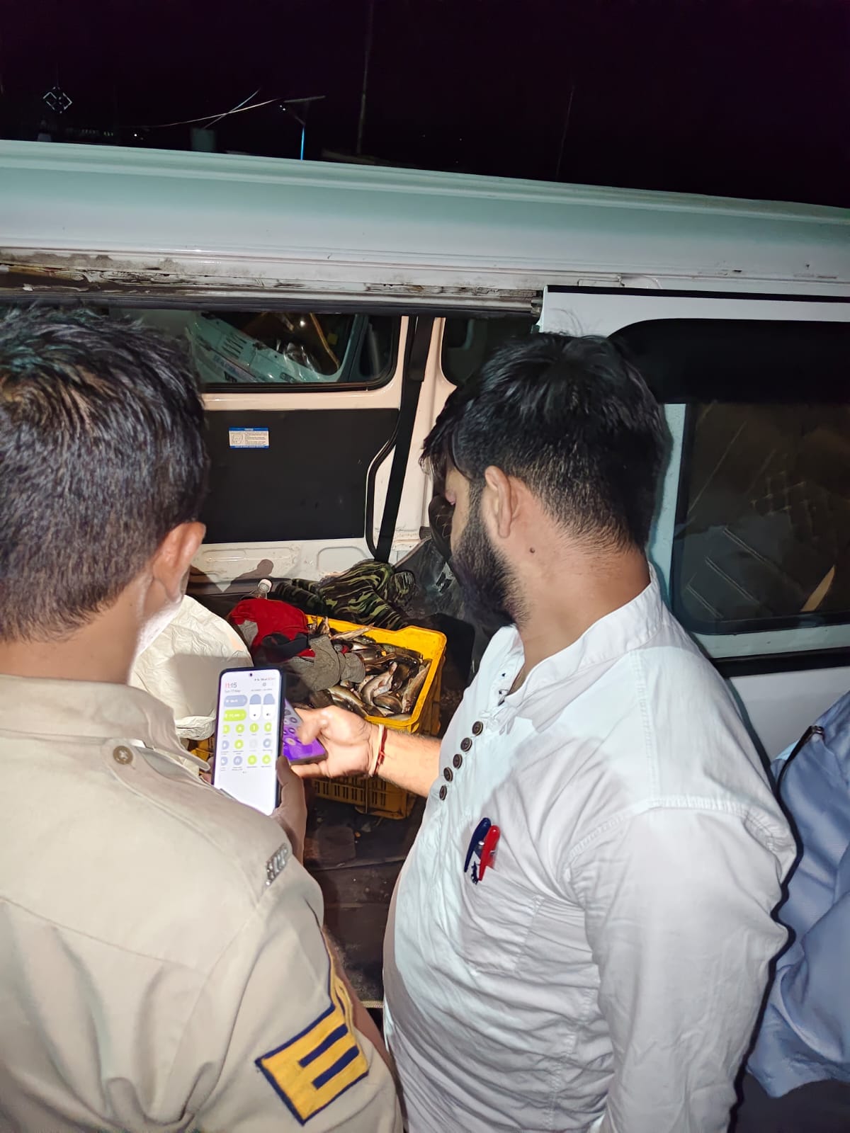 गोबिंद सागर झील में अवैध शिकार के दौरान कार्रवाई करते अधिकारी। स्रोत: मत्स्य विभाग