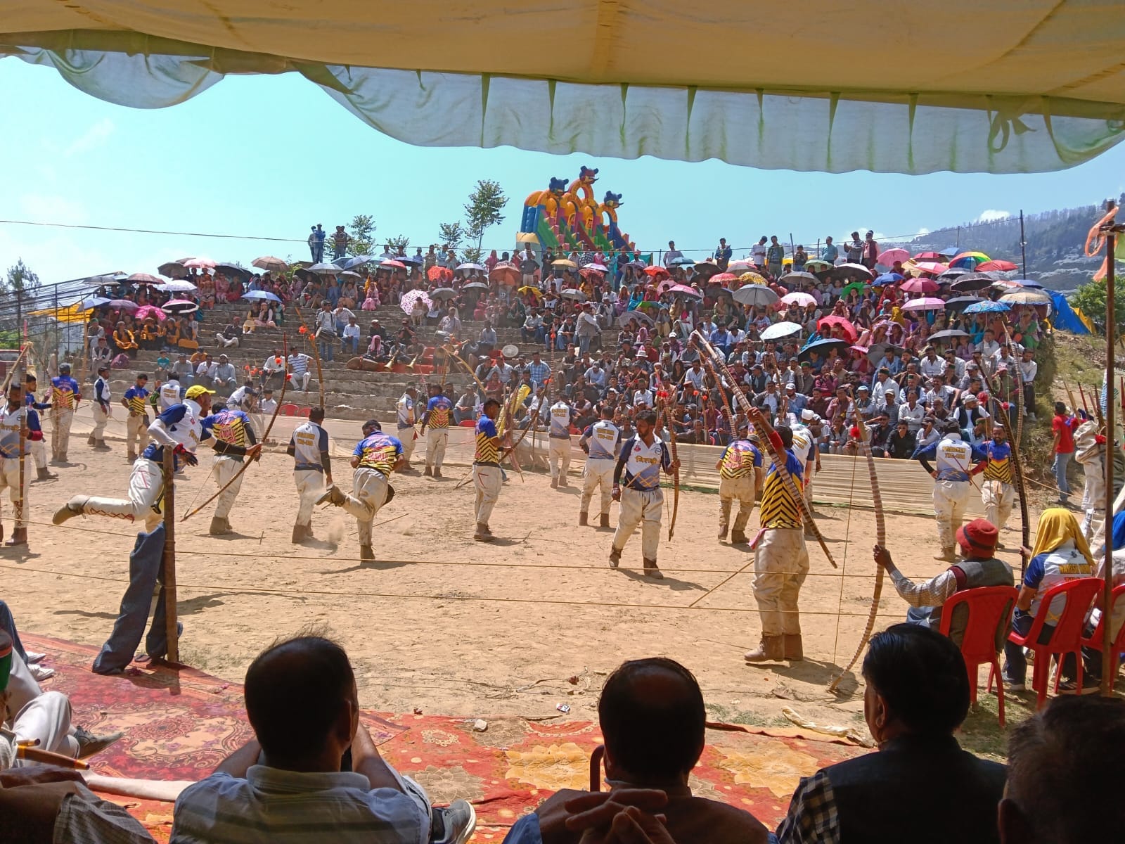 कडैल शिलगिरी बिशु मेले में खेल कूद प्रतियोगिता को देखने जुटे लोग। संवाद