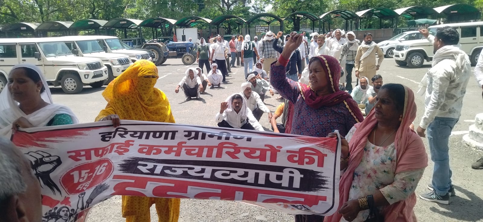कुरुक्षेत्र। ग्रामीण सफाई कर्मचारी अपनी मांगों को लेकर लघु सचिवालय में प्रदर्शन करते हुए। संवाद