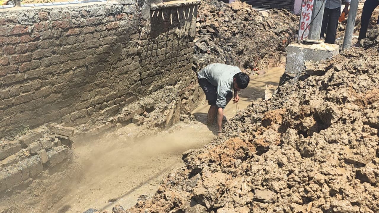 कुरुक्षेत्र। पीएनजी की पाइप फटने के बाद नाले के पानी के साथ गैस का रिसाव होते हुए। संवाद कुरुक्षेत्र। पीएनजी की पाइप फटने के बाद नाले के पानी के साथ गैस का रिसाव होते हुए। संवाद