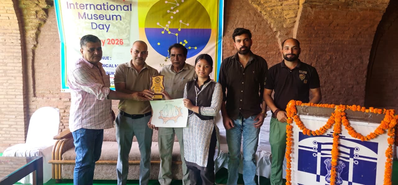 कुरुक्षेत्र। विजेता छात्रों को सम्मानित करते डॉ नरेश सागवाल, मनोज कुमार व अन्य। स्वयं