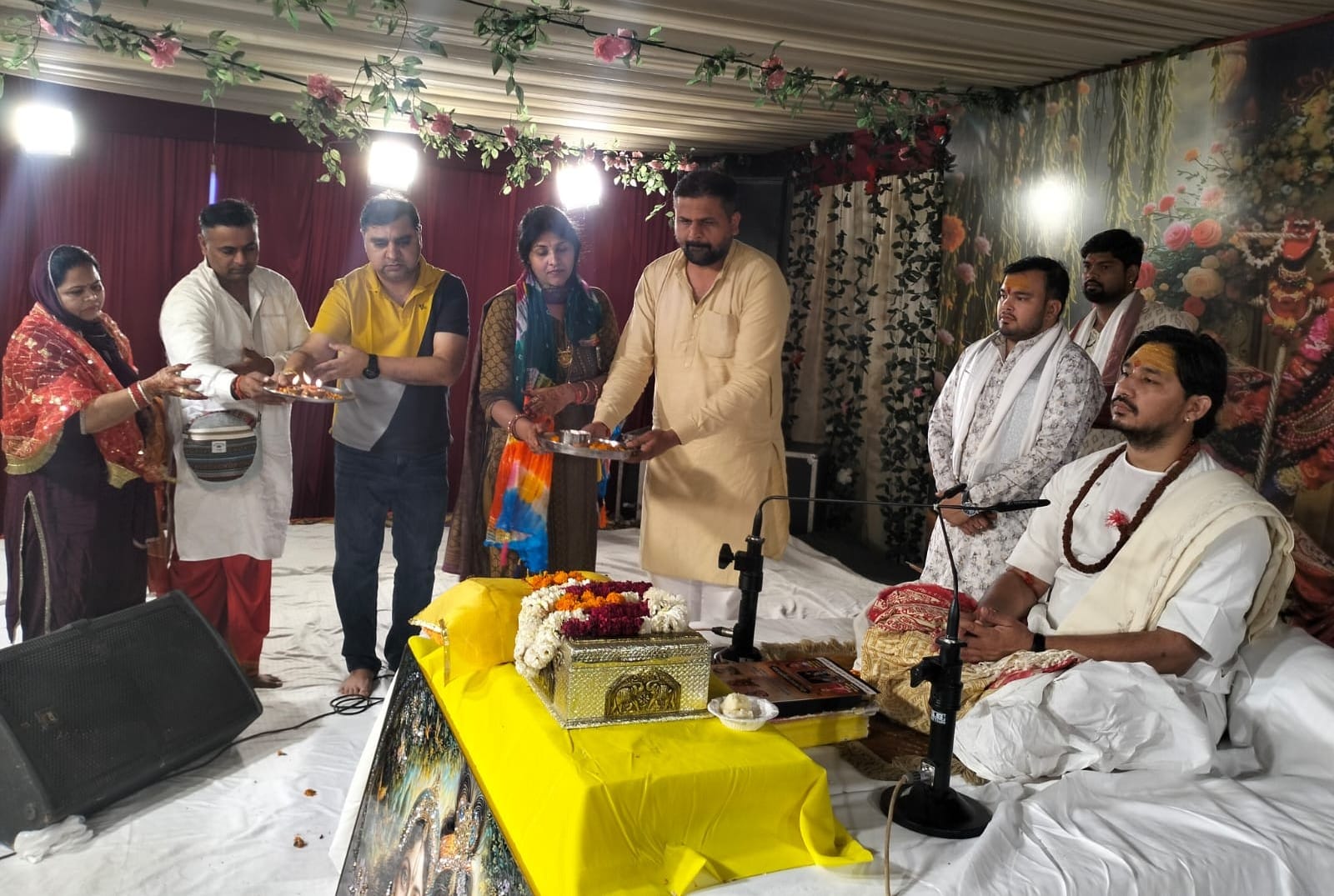 कुरुक्षेत्र। वार्ड-20 के गुरुदेव नगर में कथा के दौरान पूजन करते यजमान एवं आयोजक। स्वयं कुरुक्षेत्र। वार्ड-20 के गुरुदेव नगर में कथा के दौरान पूजन करते यजमान एवं आयोजक। स्वयं