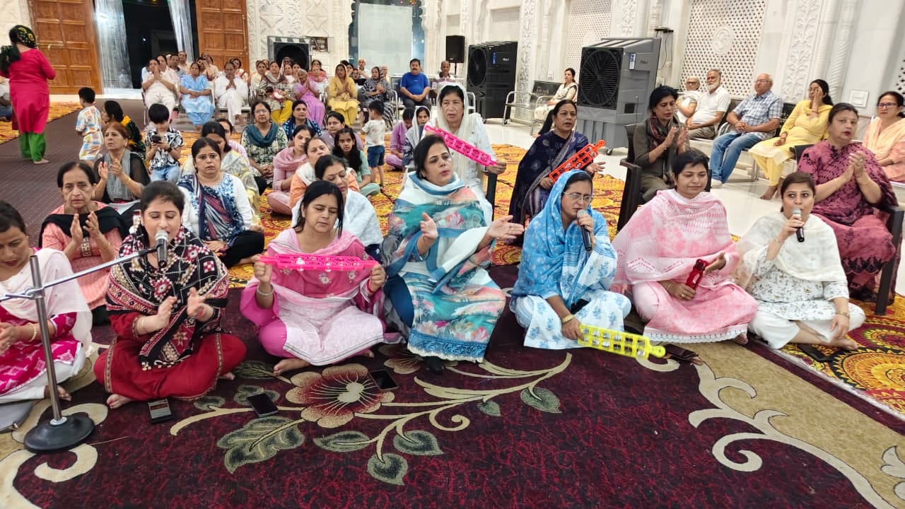 कथा सुनाते महाराज बृजकिशोर शास्त्री। स्रोत : समिति कथा सुनाते महाराज बृजकिशोर शास्त्री। स्रोत : समिति