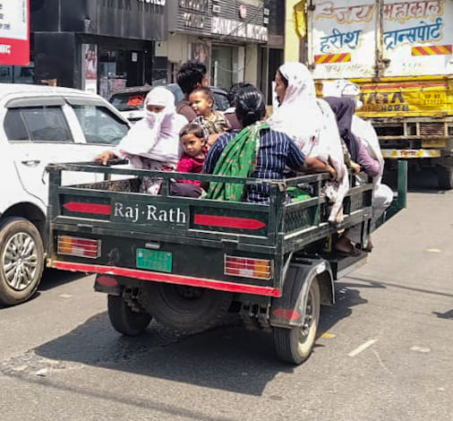 Gbd – Ghaziabad News – Ghaziabad News:नियम न सुरक्षा, सीएम के आदेश भी दरकिनार Gbd – Ghaziabad News – Ghaziabad News:नियम न सुरक्षा, सीएम के आदेश भी दरकिनार
