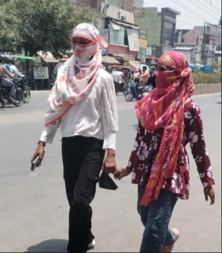 मंगलवार को गर्मी से पेरशान लोग पालिका की ओर से लागए प्याऊ पर पानी पीते हुए। संवाद मंगलवार को गर्मी से पेरशान लोग पालिका की ओर से लागए प्याऊ पर पानी पीते हुए। संवाद