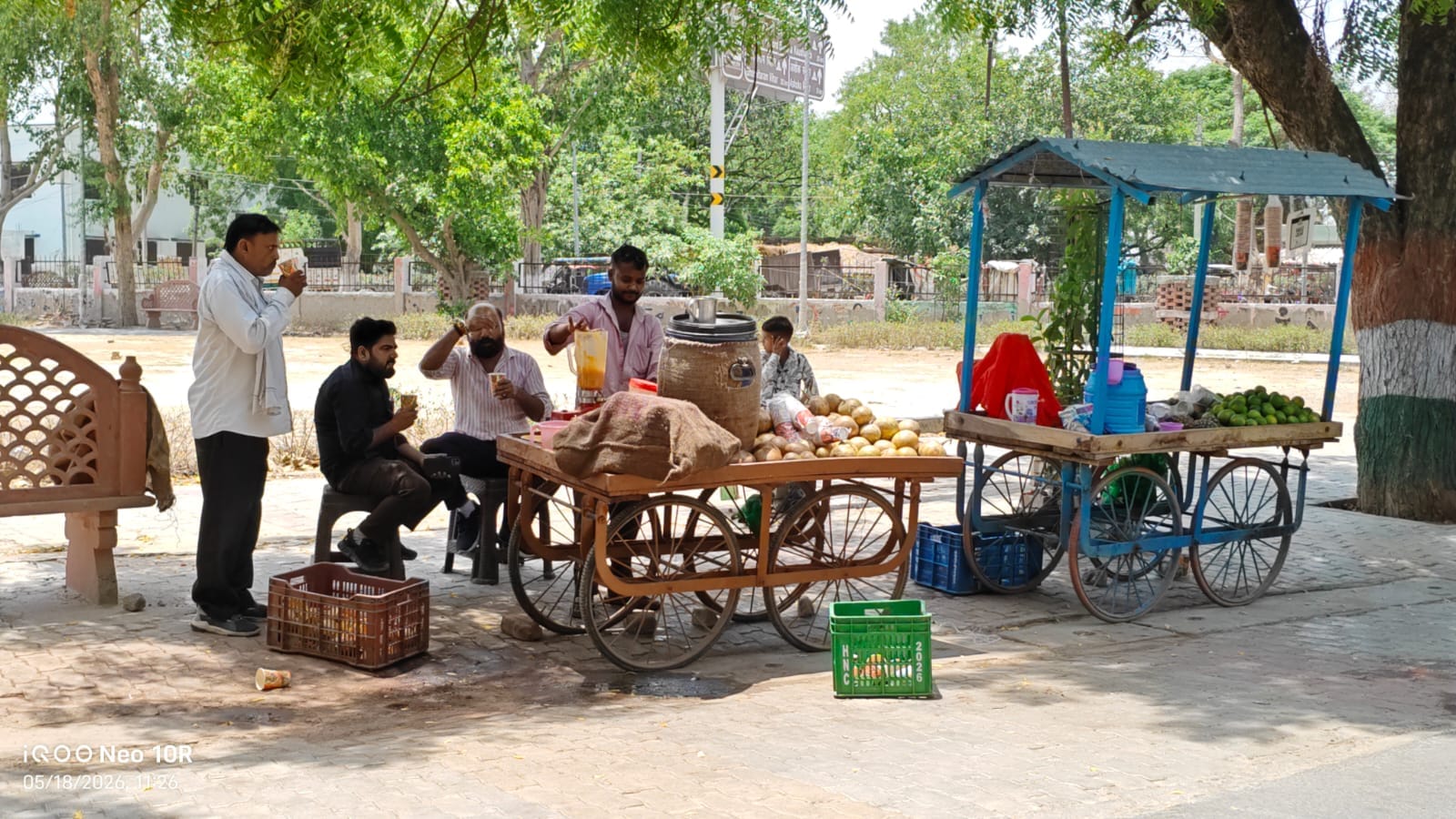 मंझनपुर चौराहे पर शेड की सुविधा न होने से दुकान के बाहर लगी छतरी के नीचे छांव का सहारा लेते लोग मंझनपुर चौराहे पर शेड की सुविधा न होने से दुकान के बाहर लगी छतरी के नीचे छांव का सहारा लेते लोग