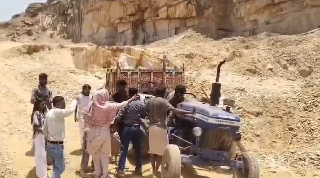 रोहाल पनासी में वनकार्मिकों की कार्रवाई का वायरल वीडियो।