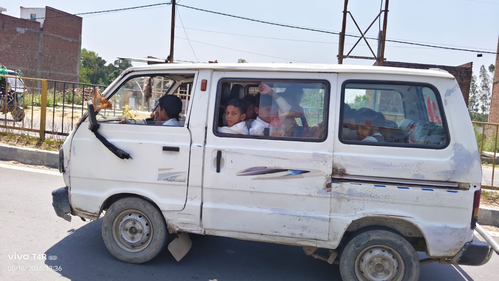 मीरानपुर कटरा में यातायात संकेतक नहीं होने के कारण डिवाइडर पर चढ़ा ट्रक। संवाद