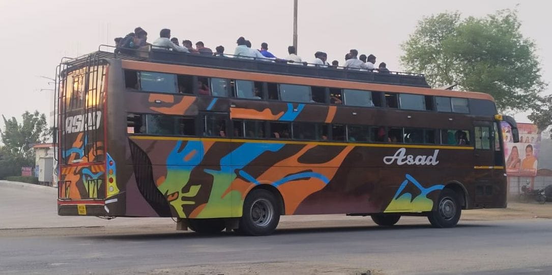 मीरानपुर कटरा में यातायात संकेतक नहीं होने के कारण डिवाइडर पर चढ़ा ट्रक। संवाद