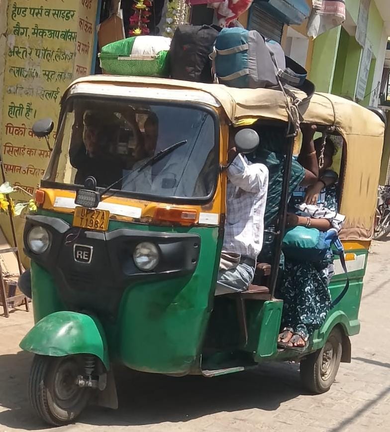 मीरानपुर कटरा में यातायात संकेतक नहीं होने के कारण डिवाइडर पर चढ़ा ट्रक। संवाद