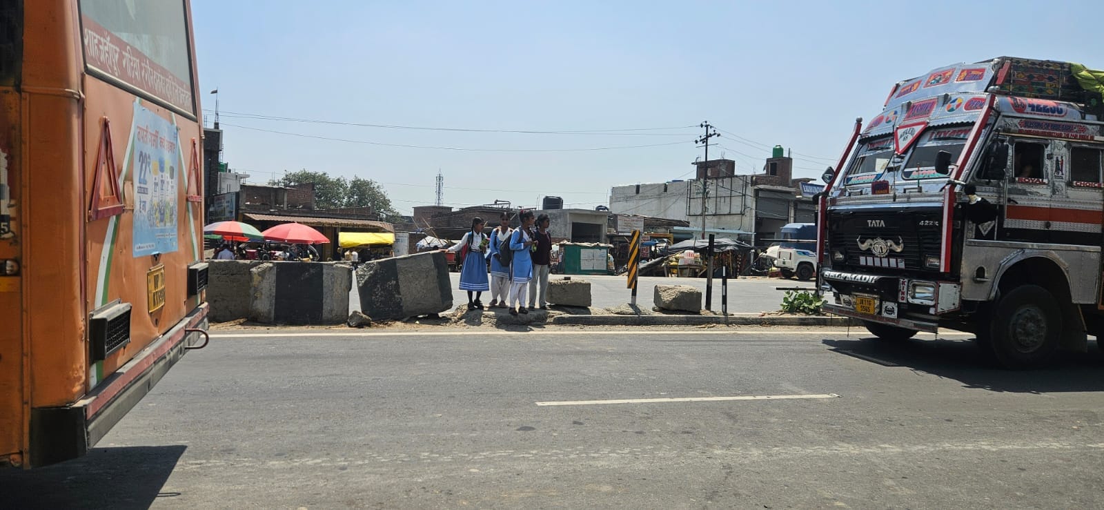 मीरानपुर कटरा में यातायात संकेतक नहीं होने के कारण डिवाइडर पर चढ़ा ट्रक। संवाद