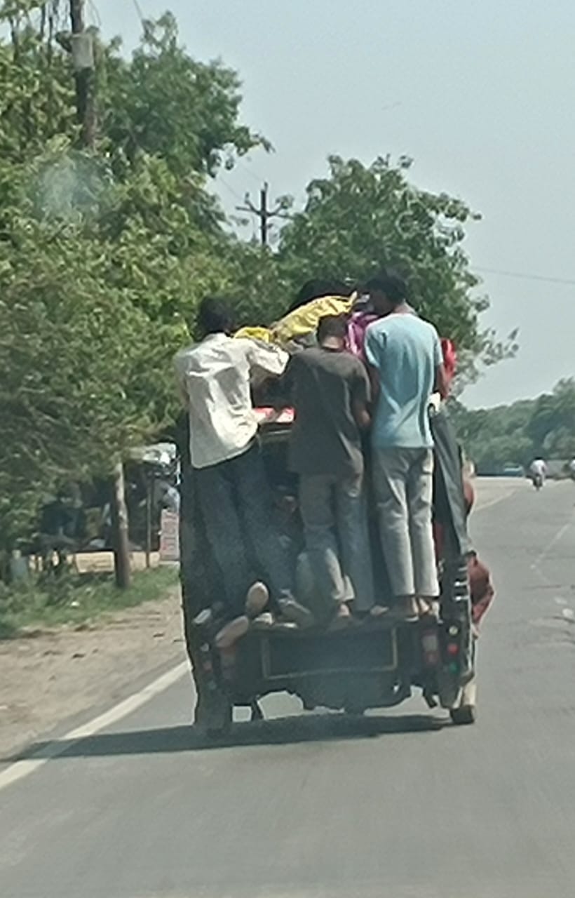 मीरानपुर कटरा में यातायात संकेतक नहीं होने के कारण डिवाइडर पर चढ़ा ट्रक। संवाद