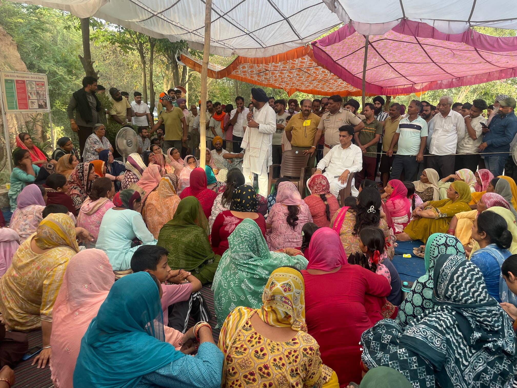 नालागढ़ के दभोटा गांव में स्थित सोलिड वेस्ट मैनेजमेंट प्लांट के गेट पर धरने पर बैठी महिलाएं- संव नालागढ़ के दभोटा गांव में स्थित सोलिड वेस्ट मैनेजमेंट प्लांट के गेट पर धरने पर बैठी महिलाएं- संव