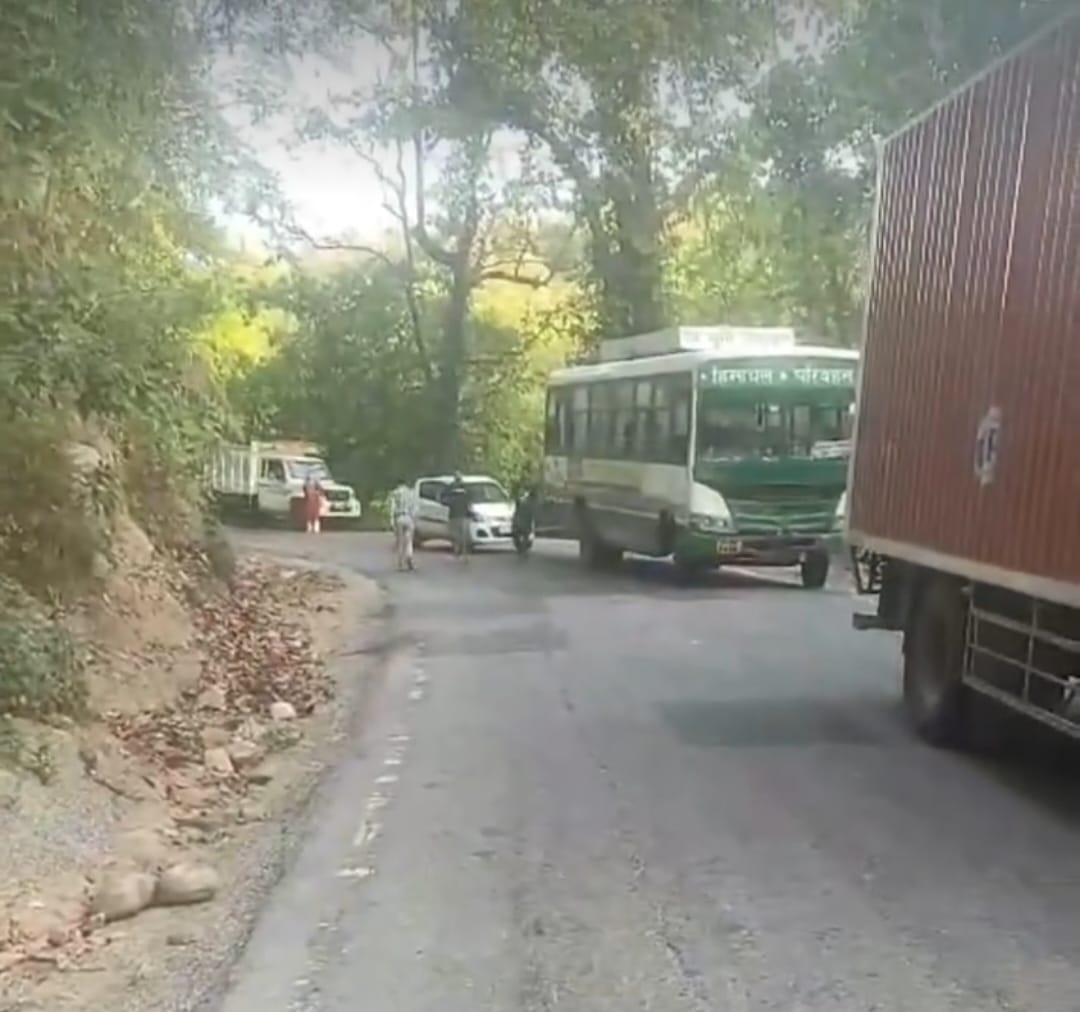 नेशनल हाइवे चंडीगढ़-देहरादून पर खजुरना के पास दुर्घटनाग्रस्त ट्राला व मौके पर लगा ट्रैफिक जाम। स