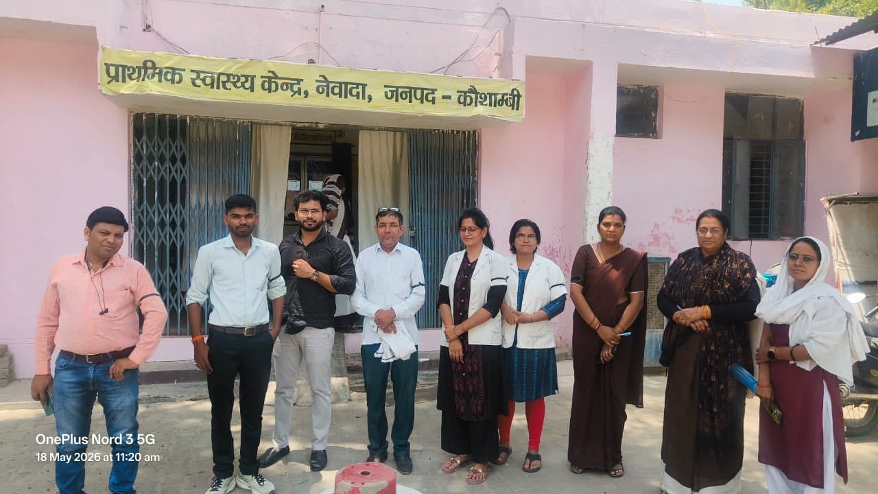 प्राथमिकी स्वास्थ्य केंद्र मंझनपुर में हाथ में काली पट्टी बांधकर विरोध करते डॉक्टर। स्रोत: डॉक् प्राथमिकी स्वास्थ्य केंद्र मंझनपुर में हाथ में काली पट्टी बांधकर विरोध करते डॉक्टर। स्रोत: डॉक्