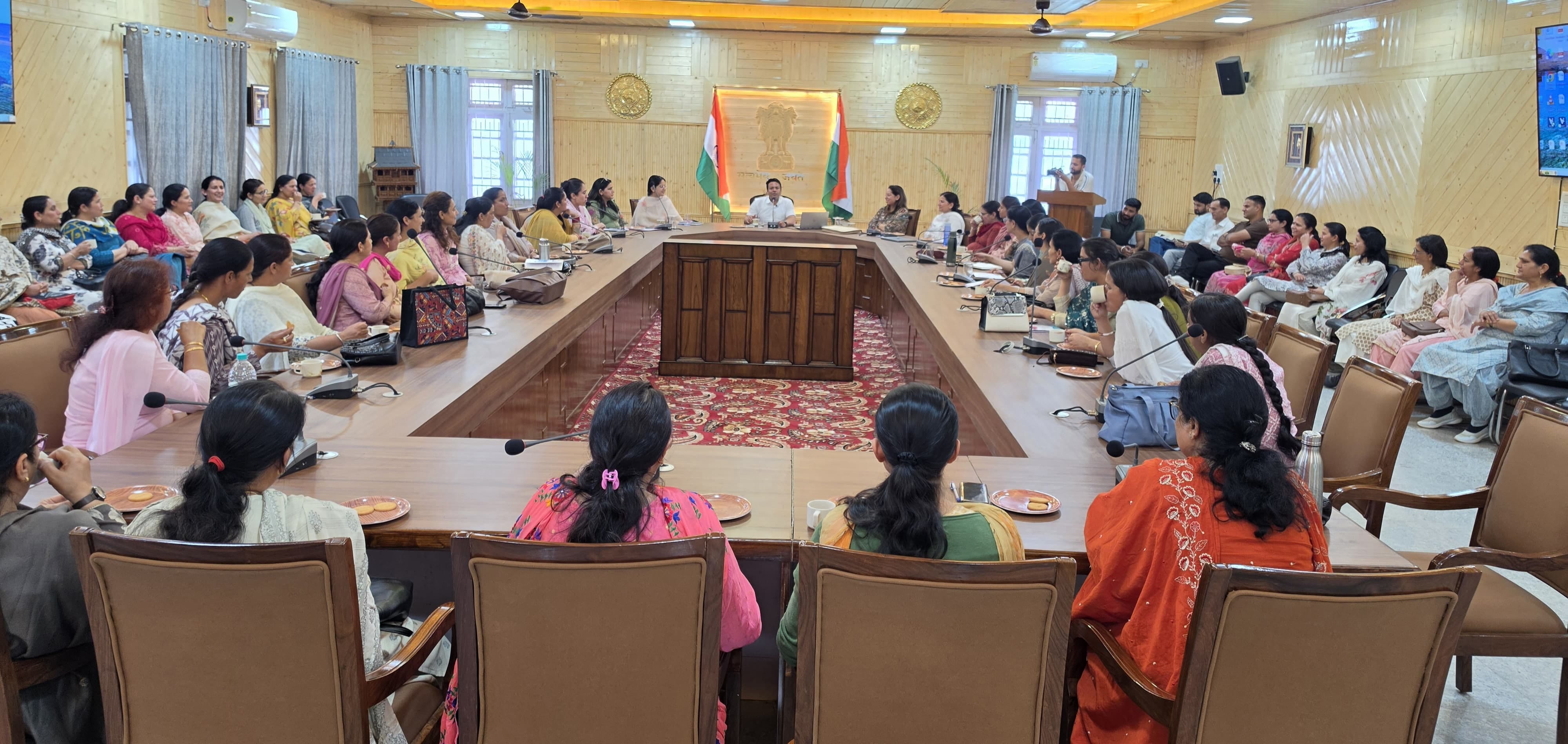 रोहडू में नगर परिषद चुनाव के लिए महिलाओं को प्रशिक्षण देते एसडीएम। संवाद रोहडू में नगर परिषद चुनाव के लिए महिलाओं को प्रशिक्षण देते एसडीएम। संवाद