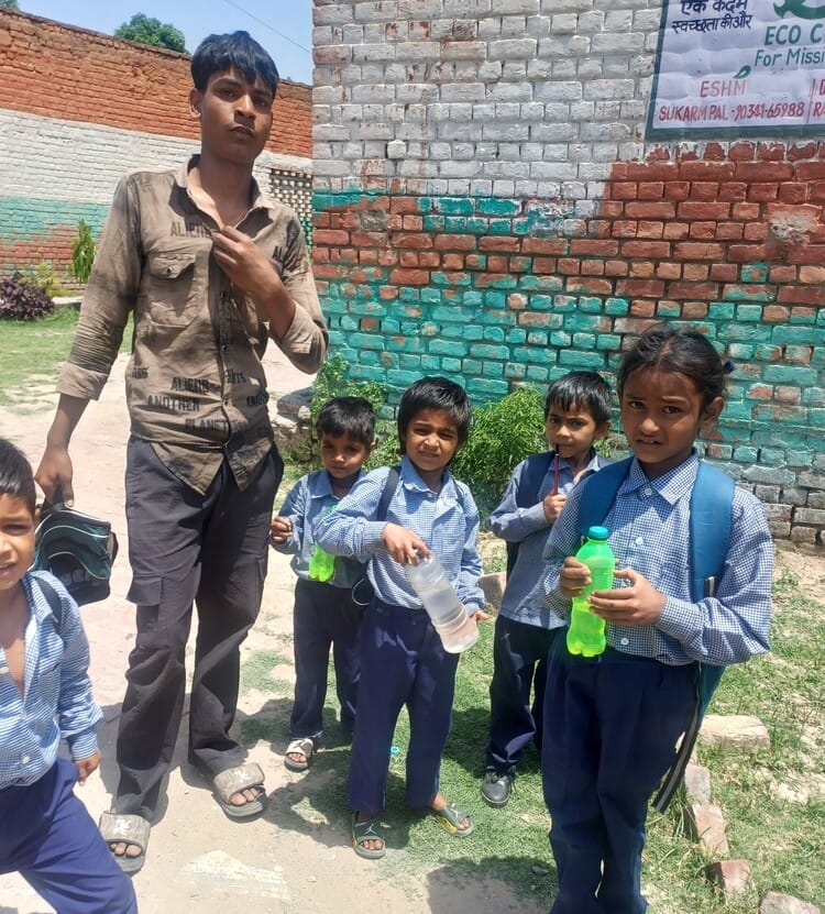 राजकीय माध्यमिक विद्यालय दलीपगढ़ के छात्र फर्श पर बैठ पढ़ाई करते हुए। संवाद