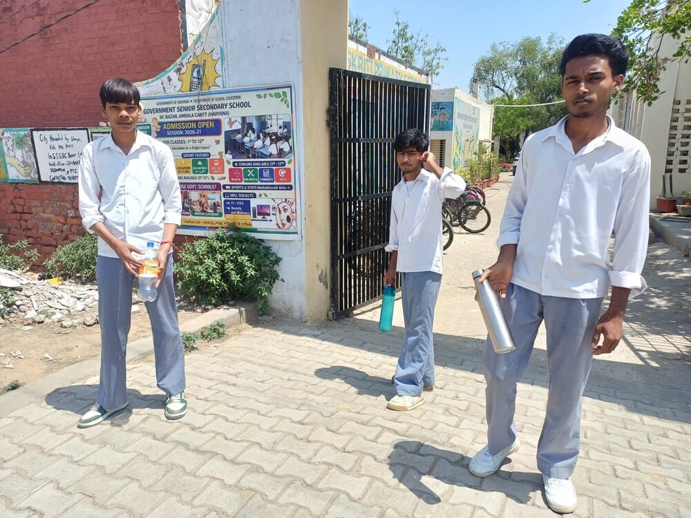 राजकीय माध्यमिक विद्यालय दलीपगढ़ के छात्र फर्श पर बैठ पढ़ाई करते हुए। संवाद
