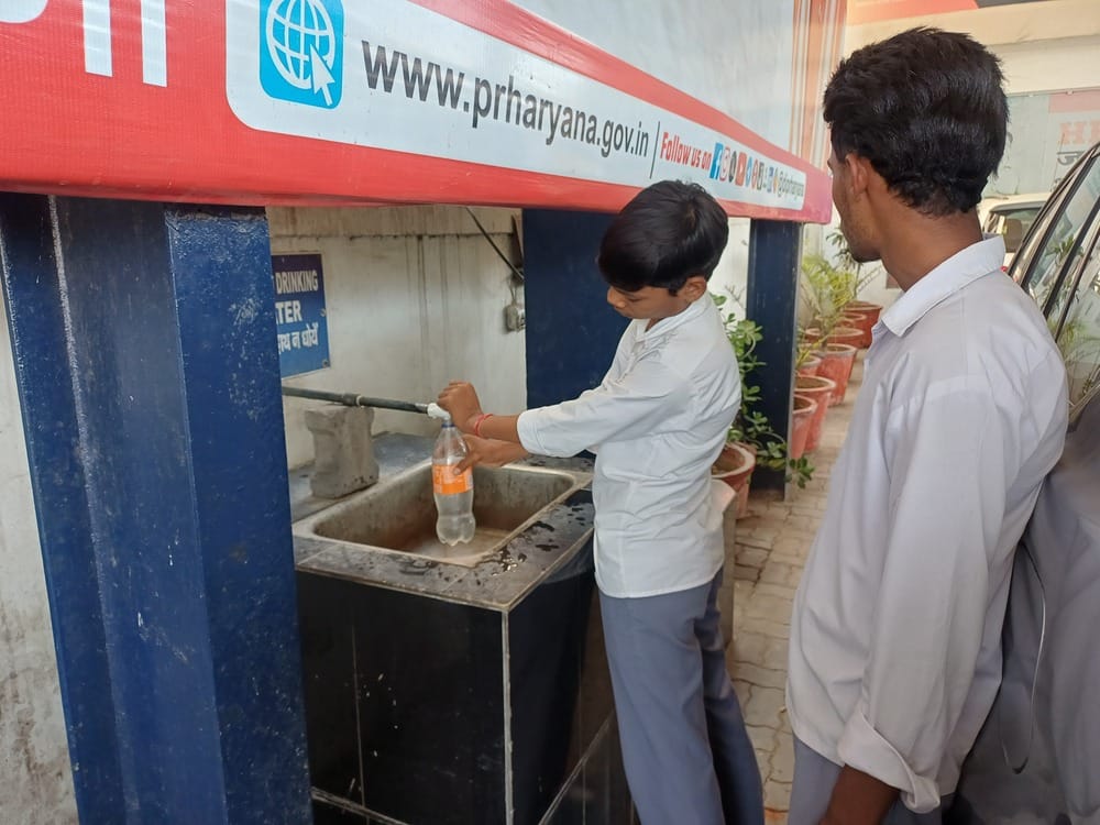 राजकीय माध्यमिक विद्यालय दलीपगढ़ के छात्र फर्श पर बैठ पढ़ाई करते हुए। संवाद