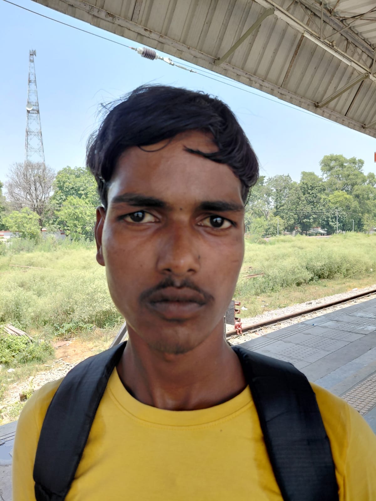 रेलवे स्टेशन पर जमीन पर लेटे यात्री। संवाद रेलवे स्टेशन पर जमीन पर लेटे यात्री। संवाद