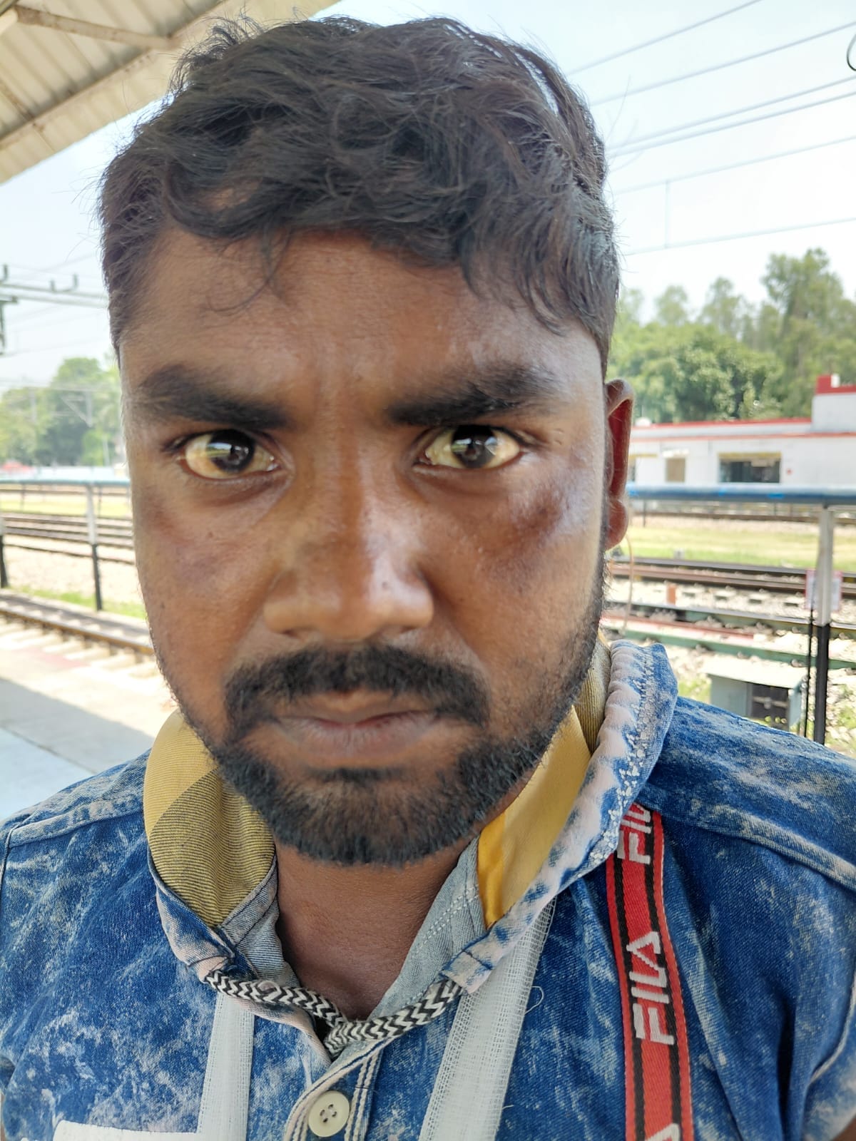 रेलवे स्टेशन पर जमीन पर लेटे यात्री। संवाद रेलवे स्टेशन पर जमीन पर लेटे यात्री। संवाद