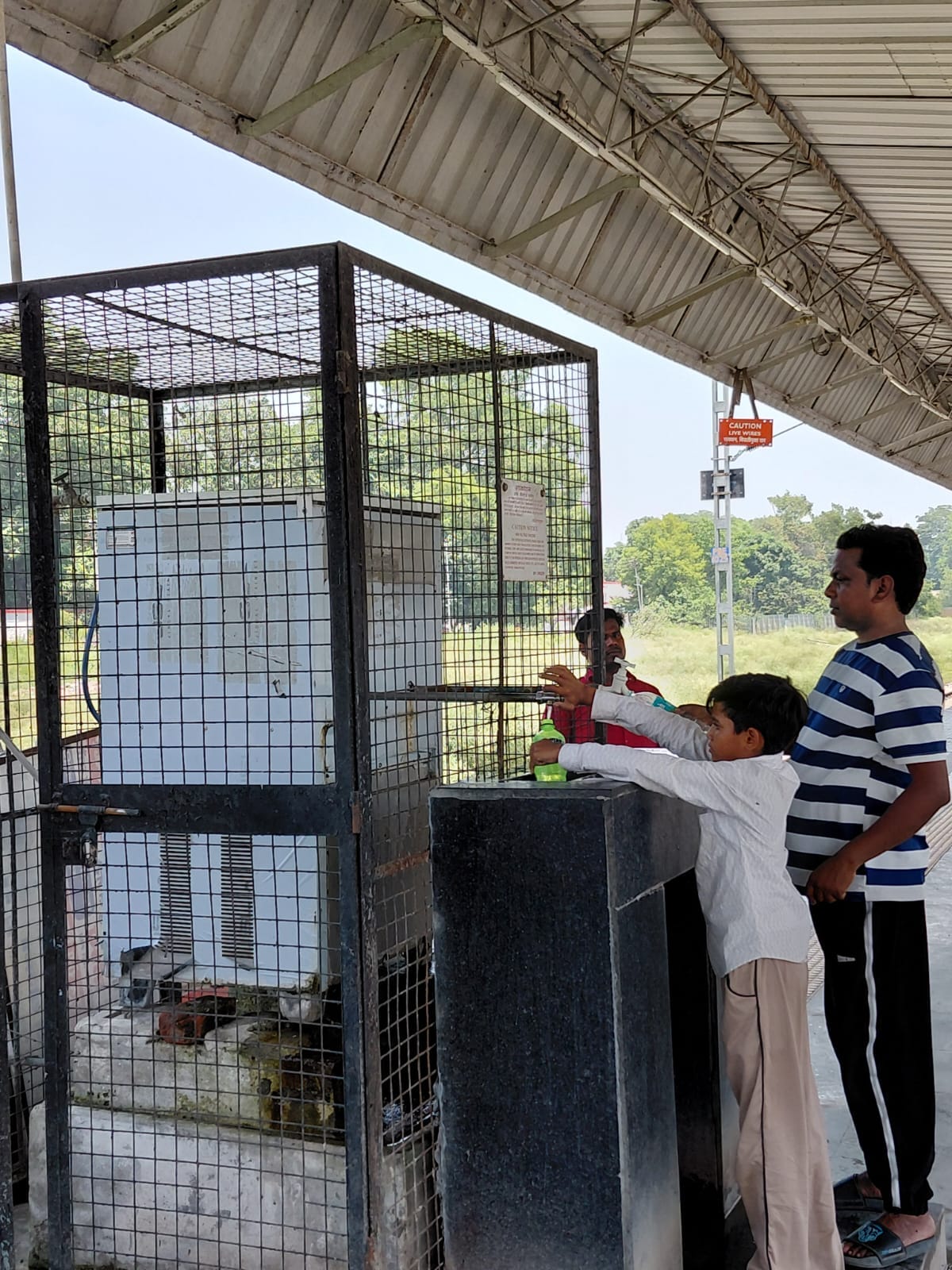 रेलवे स्टेशन पर जमीन पर लेटे यात्री। संवाद रेलवे स्टेशन पर जमीन पर लेटे यात्री। संवाद