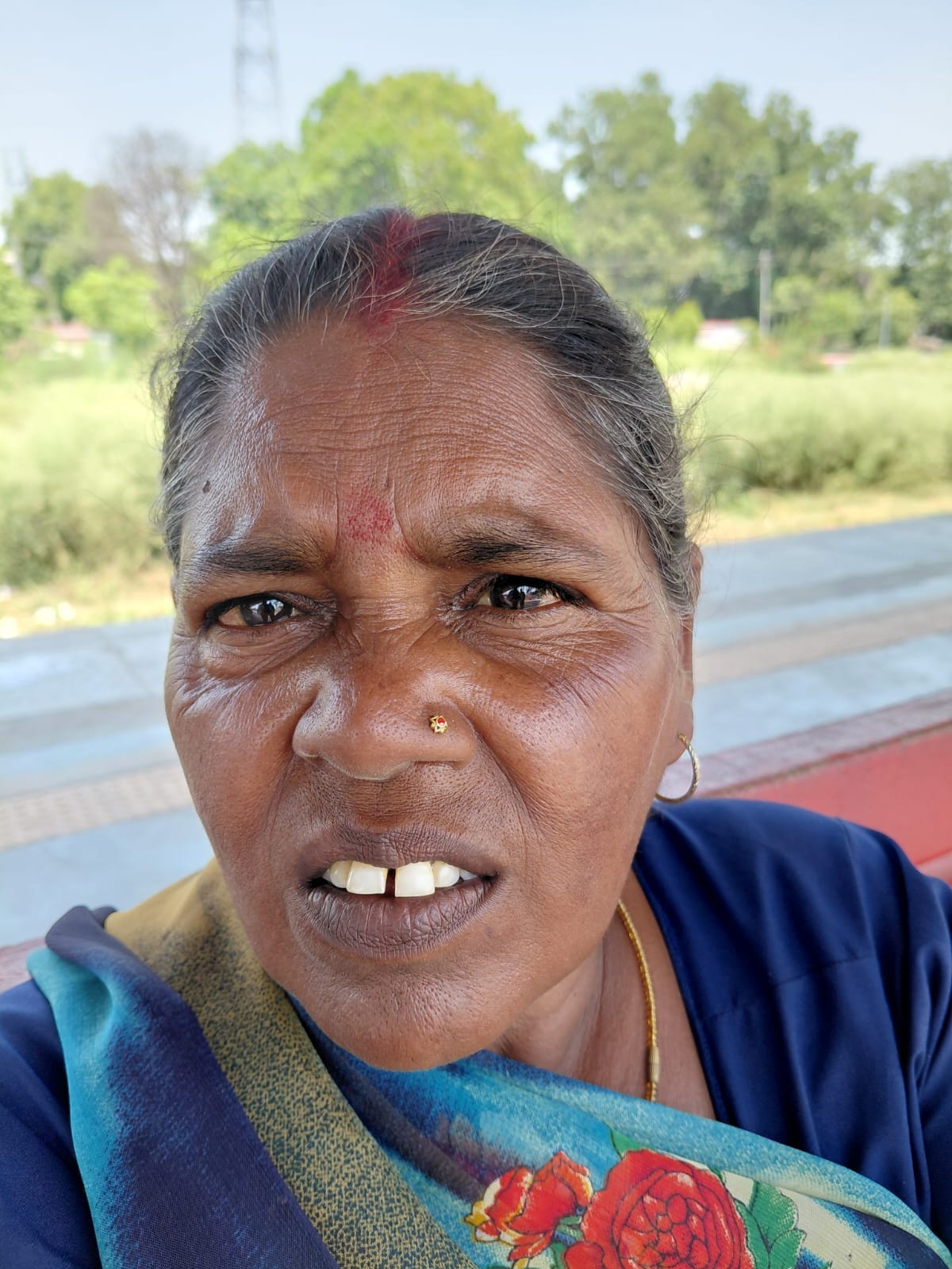 रेलवे स्टेशन पर जमीन पर लेटे यात्री। संवाद रेलवे स्टेशन पर जमीन पर लेटे यात्री। संवाद