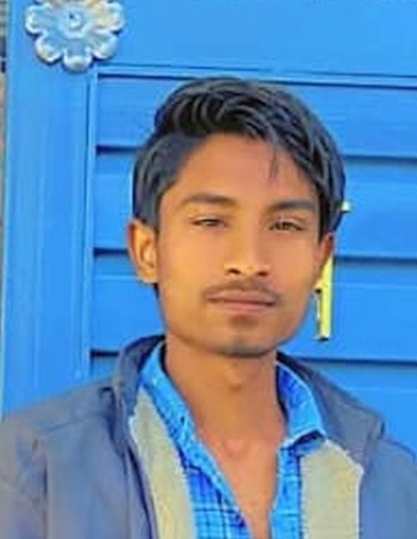 सड़क हादसे में क्षतिग्रस्त वाहन व जमा भीड़। सड़क हादसे में क्षतिग्रस्त वाहन व जमा भीड़।
