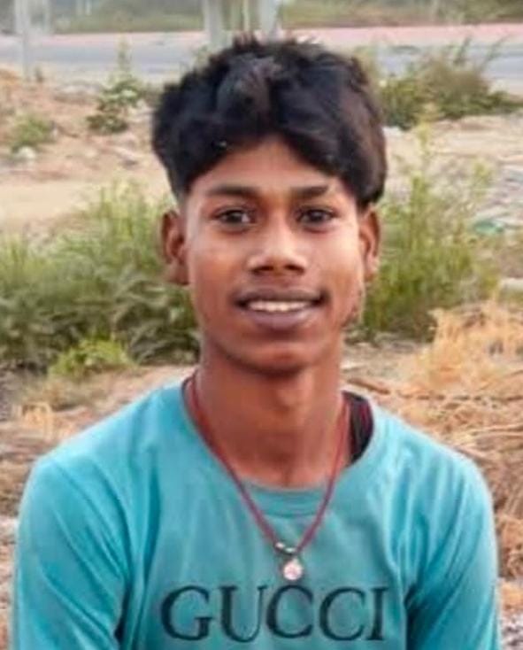 सड़क हादसे में क्षतिग्रस्त वाहन व जमा भीड़। सड़क हादसे में क्षतिग्रस्त वाहन व जमा भीड़।