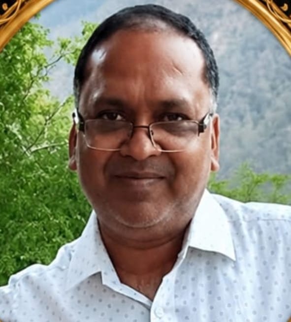 सड़क हादसे में क्षतिग्रस्त वाहन व जमा भीड़। सड़क हादसे में क्षतिग्रस्त वाहन व जमा भीड़।