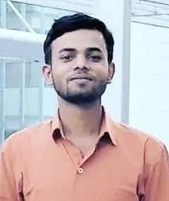सड़क हादसे में क्षतिग्रस्त वाहन व जमा भीड़। सड़क हादसे में क्षतिग्रस्त वाहन व जमा भीड़।