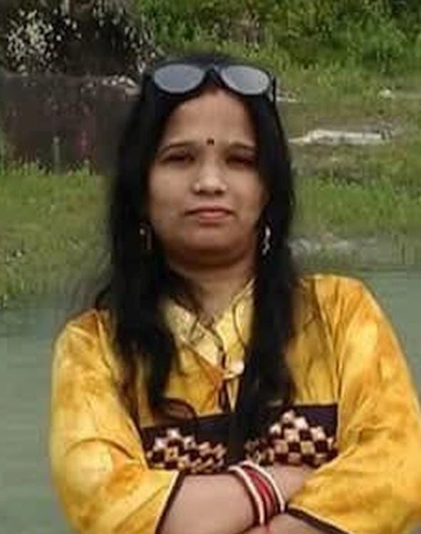 सड़क हादसे में क्षतिग्रस्त वाहन व जमा भीड़। सड़क हादसे में क्षतिग्रस्त वाहन व जमा भीड़।