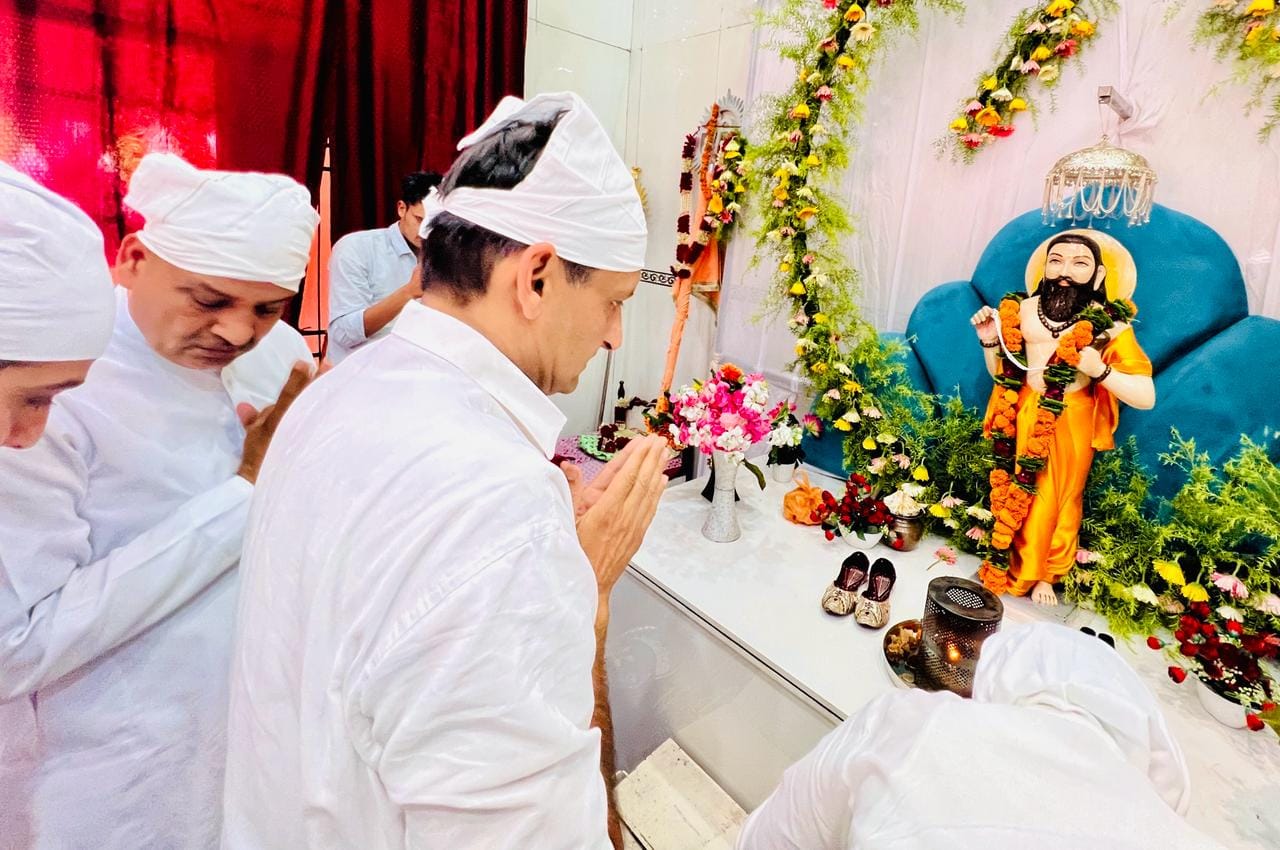 शाहाबाद। गुरु रविदास जी महाराज के 650वें प्रकाश पर्व पर उन्हें नमन करते सांसद दीपेंद्र हुड्डा। 