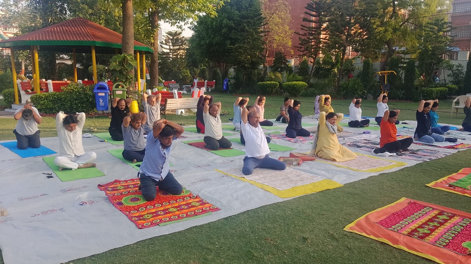 शिविर में योगाभ्यास करते योग प्रेमी। स्रोत : समिति शिविर में योगाभ्यास करते योग प्रेमी। स्रोत : समिति