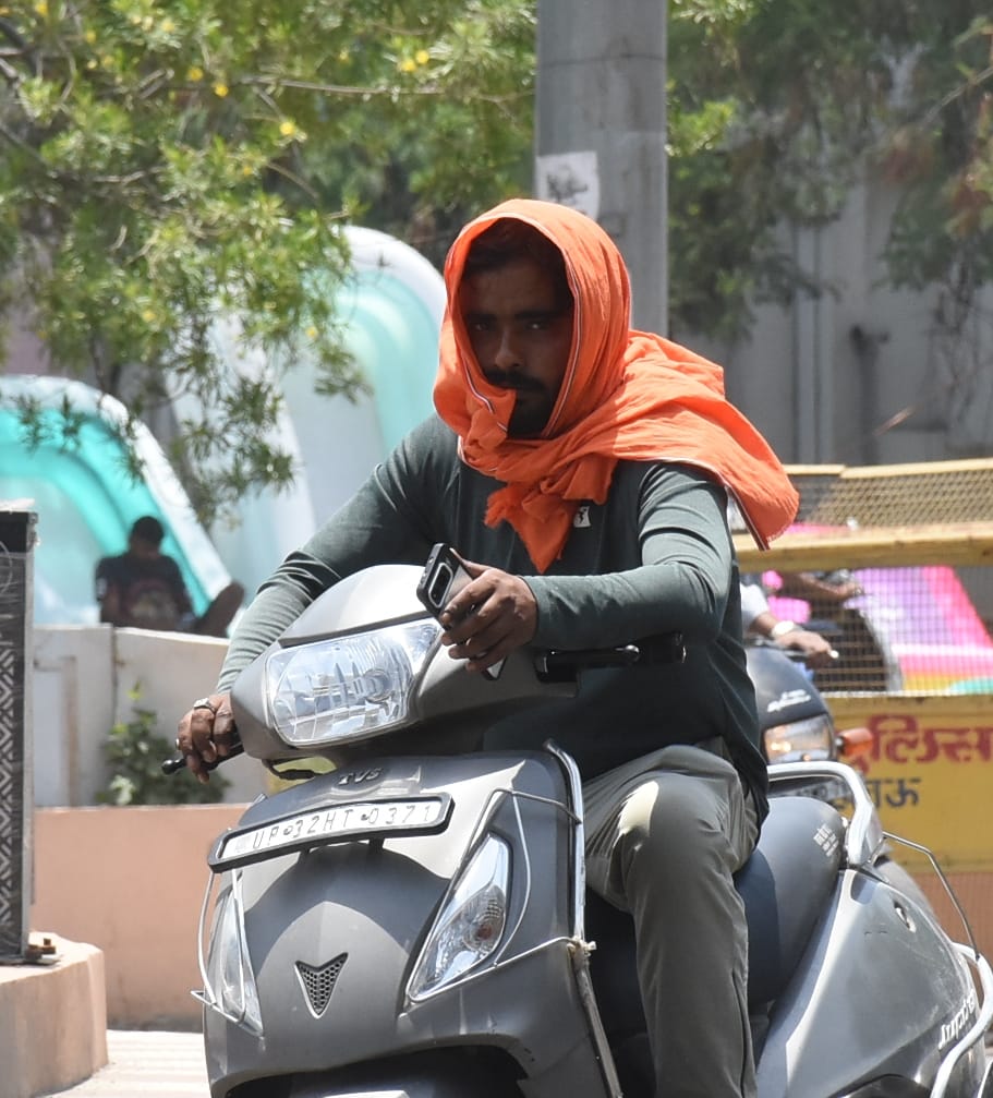 तेज गर्मी ने सोमवार को किया परेशान।