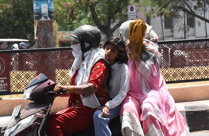 तेज गर्मी ने सोमवार को किया परेशान।