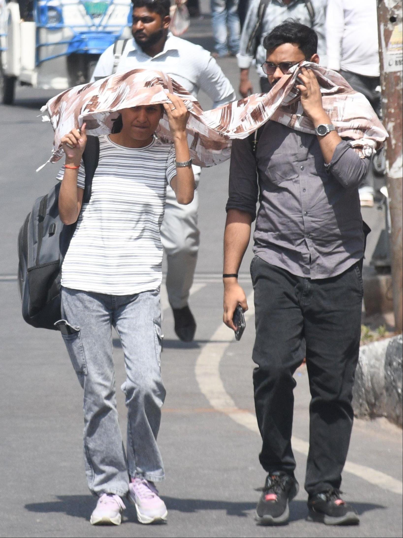 तेज गर्मी ने सोमवार को किया परेशान।