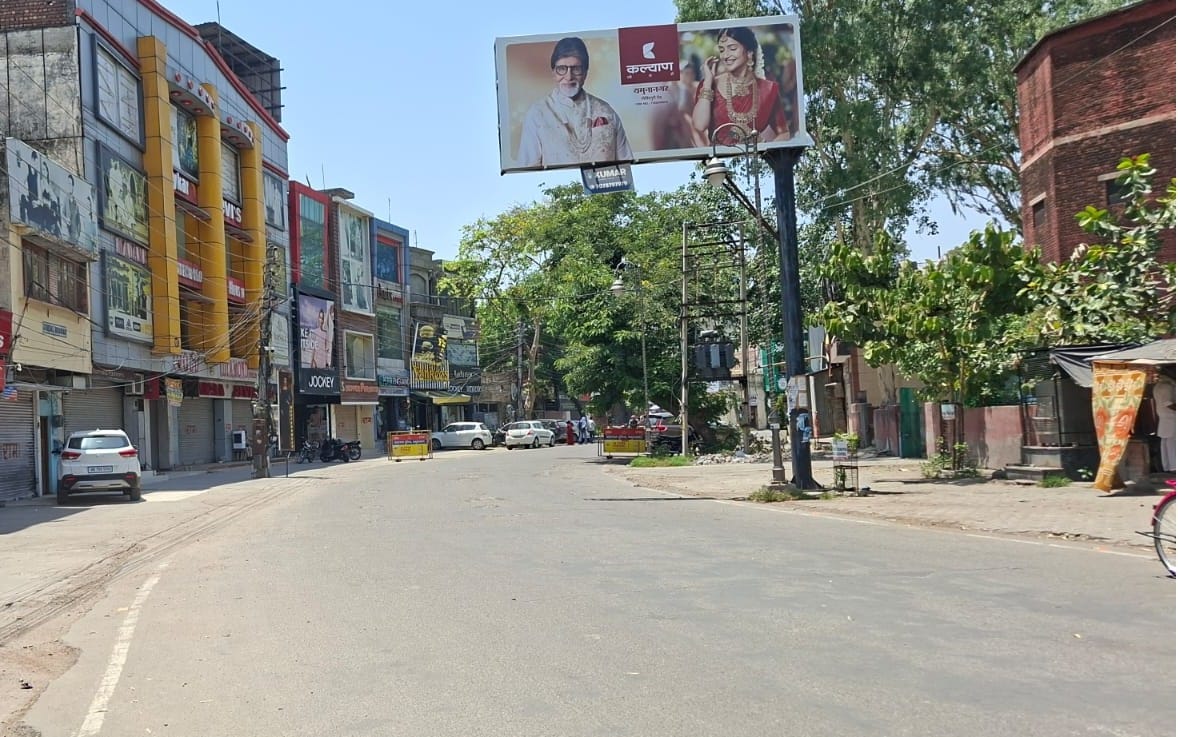 तेज धूप के कारण दोपहर में सुनसान गोबिंदपुरी रोड। संवाद
