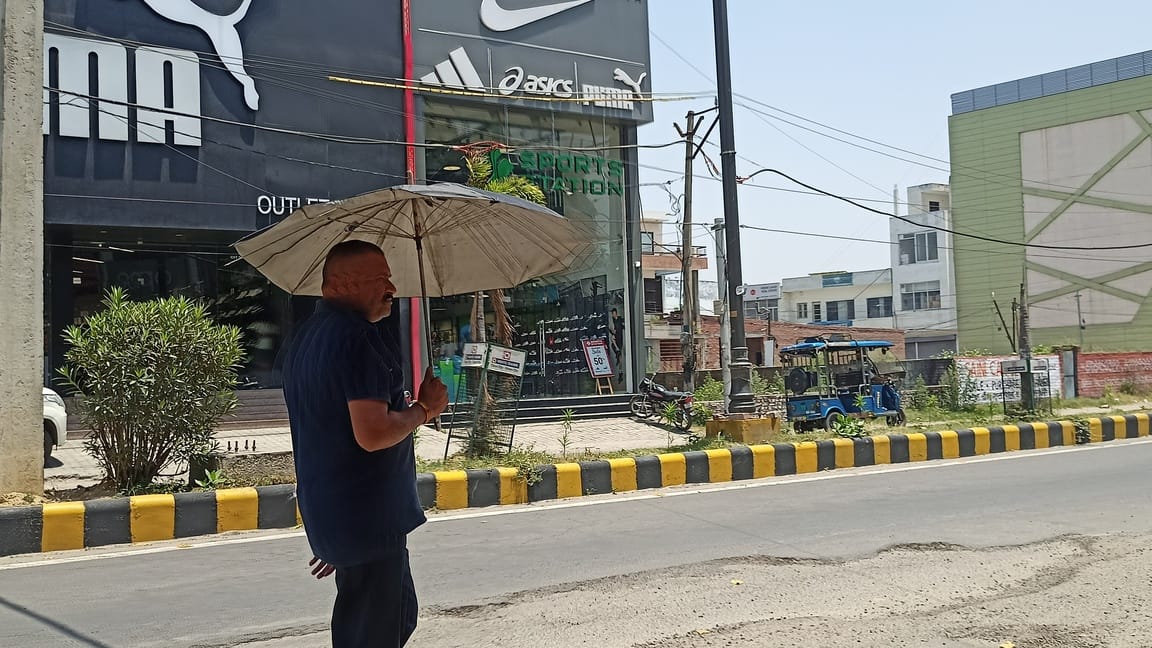 तेज धूप के कारण दोपहर में सुनसान गोबिंदपुरी रोड। संवाद