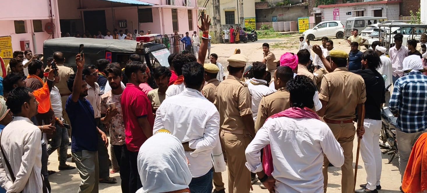 दुष्कर्म एवं अपहरण के आरोपी का प्रतिष्ठान सील करती पुलिस। संवाद दुष्कर्म एवं अपहरण के आरोपी का प्रतिष्ठान सील करती पुलिस। संवाद