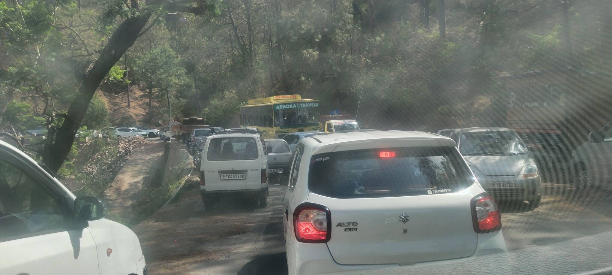 धर्मपुर-कसौली रोड पर गैस गोदाम के पास गैस सिलिंडर लेने पहुंचे लोगों की लंबी कतारें। संवाद धर्मपुर-कसौली रोड पर गैस गोदाम के पास गैस सिलिंडर लेने पहुंचे लोगों की लंबी कतारें। संवाद