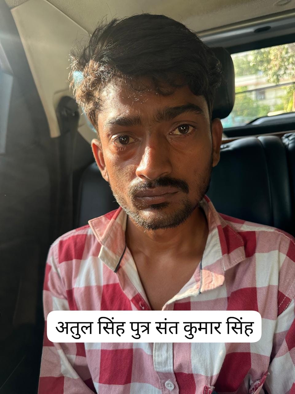 विजय यादव की मौत पर छठामील चौराहे पर शव रखकर प्रदर्शन करते लोग, प्रदर्शनकारियों को समझाते पुलि