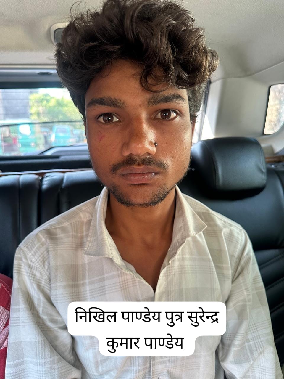 विजय यादव की मौत पर छठामील चौराहे पर शव रखकर प्रदर्शन करते लोग, प्रदर्शनकारियों को समझाते पुलि