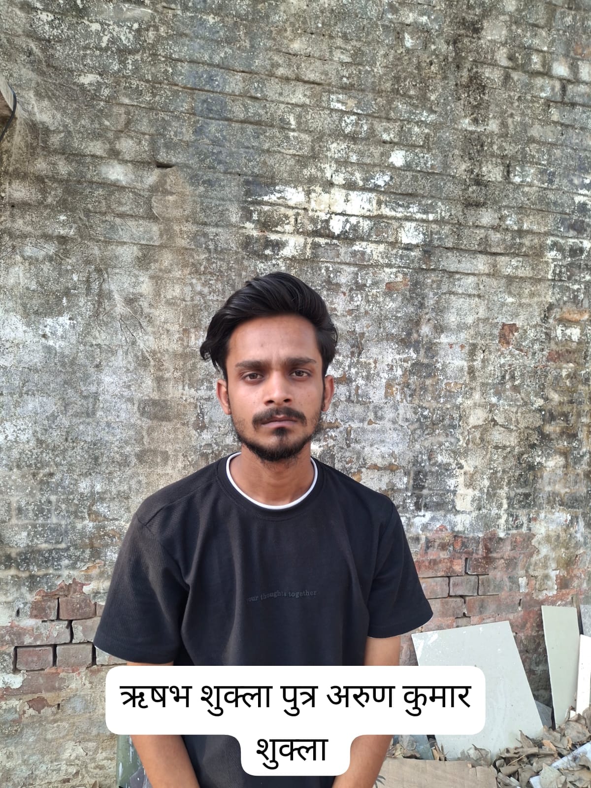 विजय यादव की मौत पर छठामील चौराहे पर शव रखकर प्रदर्शन करते लोग, प्रदर्शनकारियों को समझाते पुलि