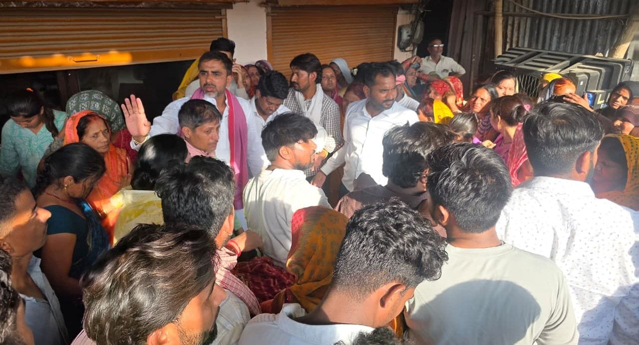 विजय यादव की मौत पर छठामील चौराहे पर शव रखकर प्रदर्शन करते लोग, प्रदर्शनकारियों को समझाते पुलि