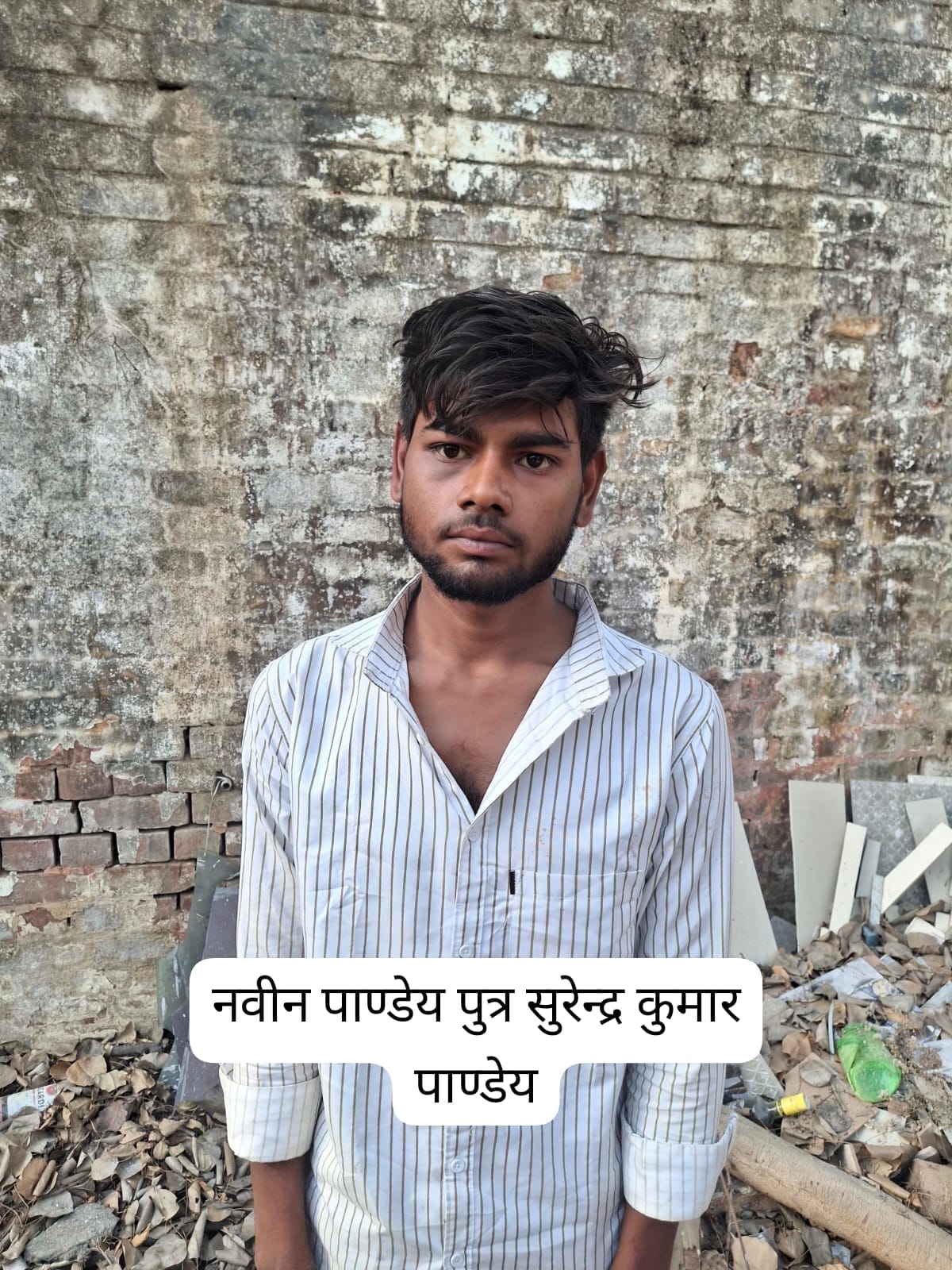 विजय यादव की मौत पर छठामील चौराहे पर शव रखकर प्रदर्शन करते लोग, प्रदर्शनकारियों को समझाते पुलि