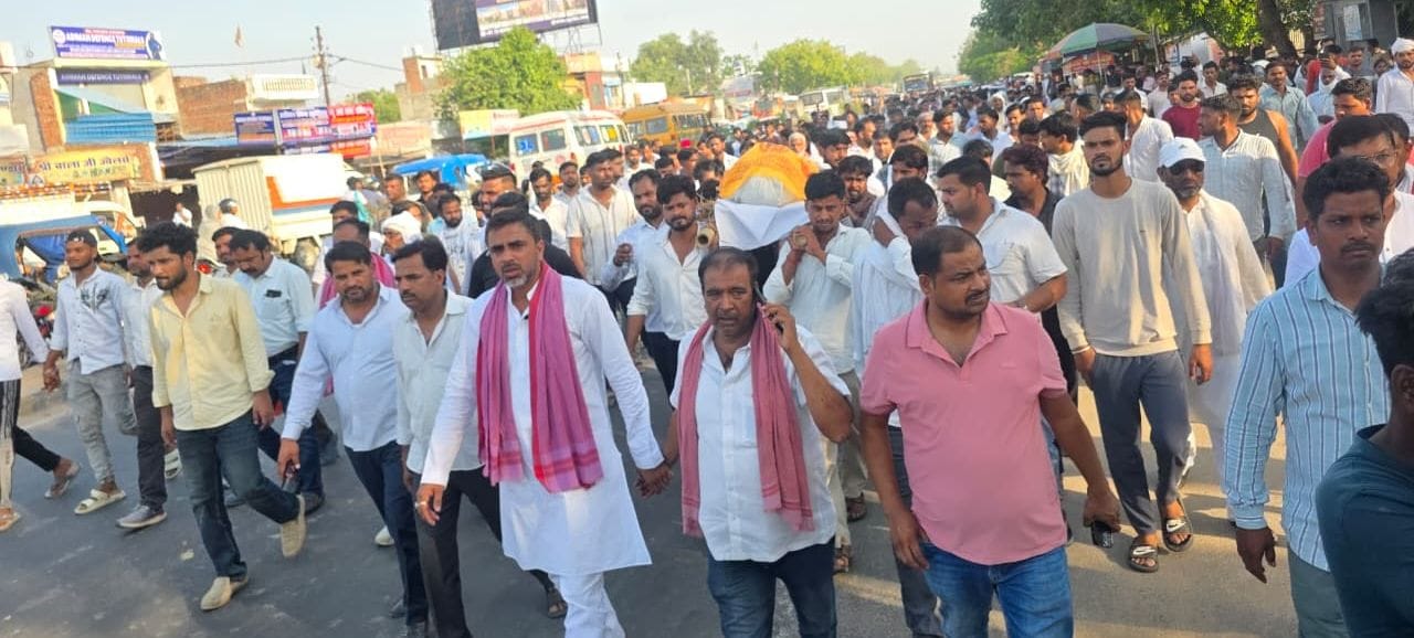 विजय यादव की मौत पर छठामील चौराहे पर शव रखकर प्रदर्शन करते लोग, प्रदर्शनकारियों को समझाते पुलि