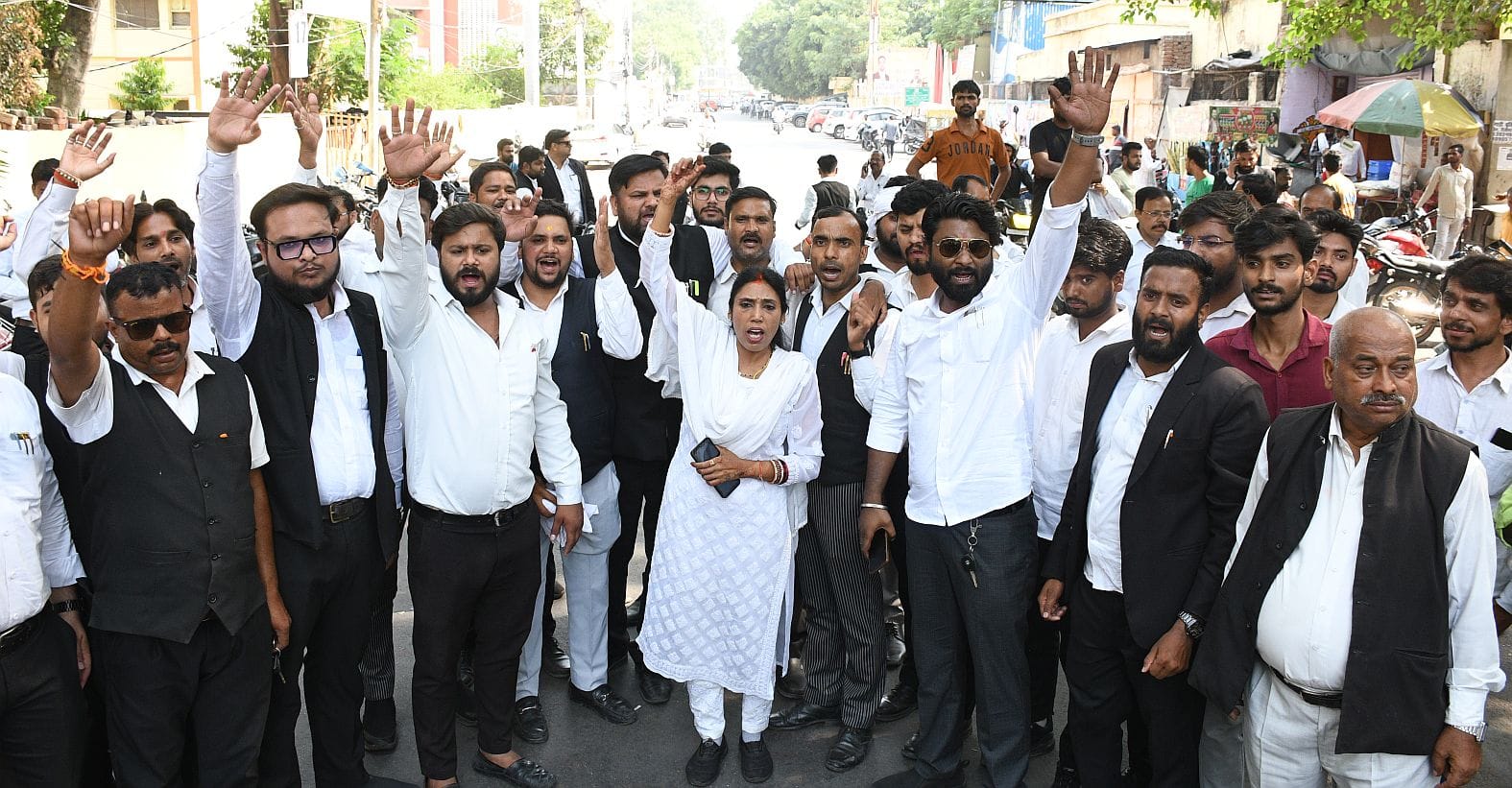 वकीलों ने सोमवार को सड़कजाम कर प्रदर्शन किया। वकीलों ने सोमवार को सड़कजाम कर प्रदर्शन किया।